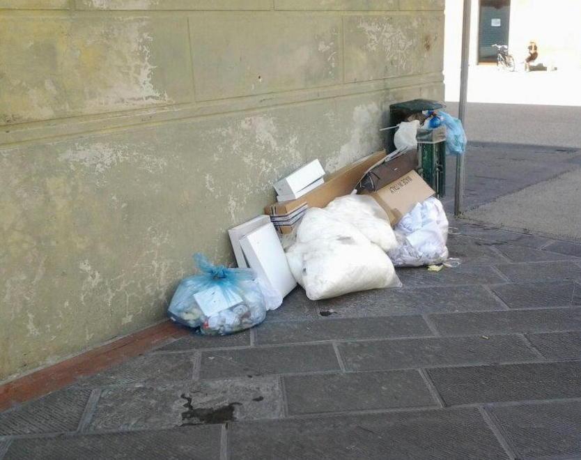 Rifiuti all’ora di pranzo per terra in via Garibaldi