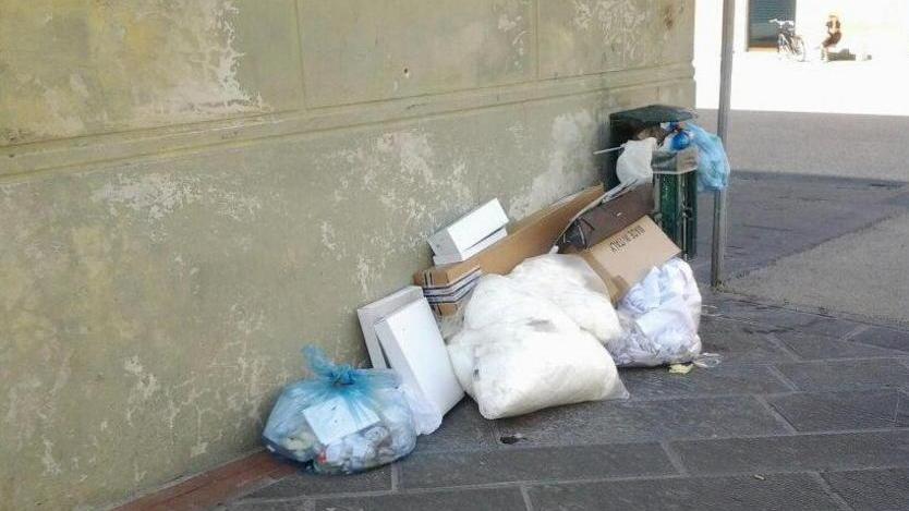 Rifiuti all’ora di pranzo per terra in via Garibaldi