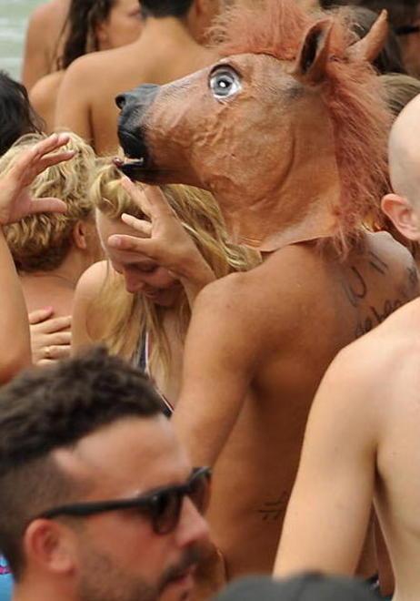 Il beach party di Cavoli fa il pieno di giovani 