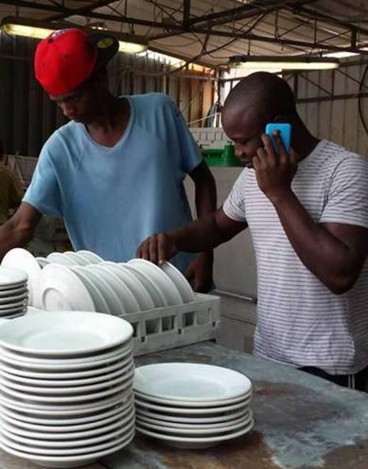 I migranti reclutati alla Festa dell’Unità, scoppia la polemica 