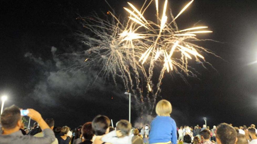 Migliaia in festa tra fuochi d’artificio e musica in piazza