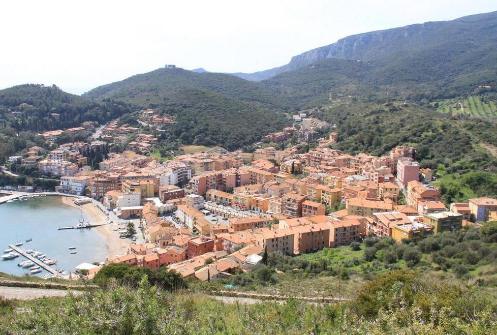 Bimba esce di casa e vaga per strada La salva un passante 