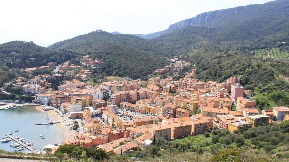 Bimba esce di casa e vaga per strada La salva un passante