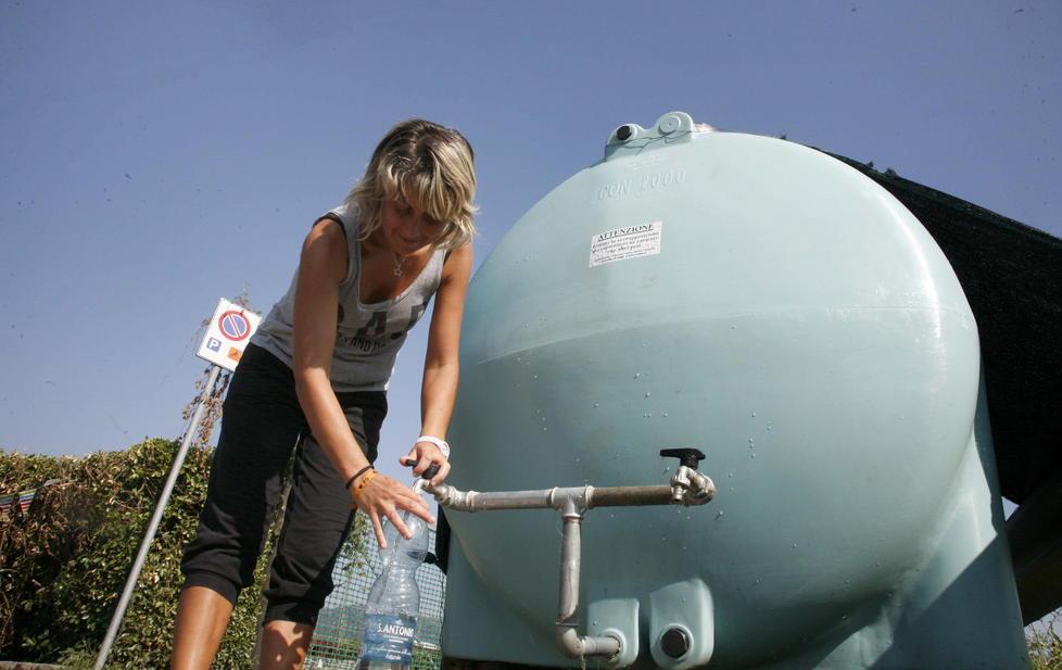 Duemila persone senz’acqua potabile in casa 