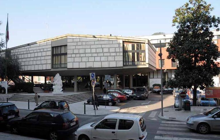 Casa popolare e villa: «Il Comune sapeva» 