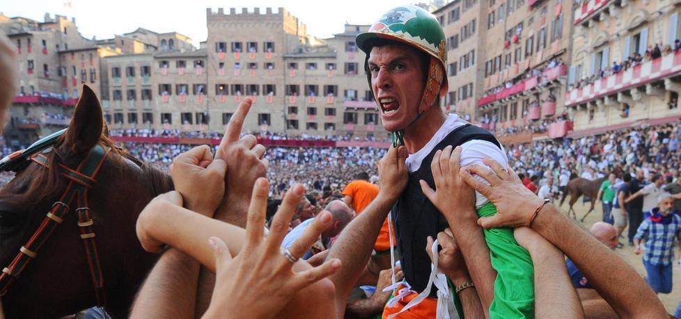 Siena, il palio dell’Assunta è di Tittia 