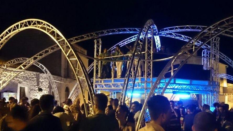 Assalto di turisti, Telti brinda con “Mirtò”