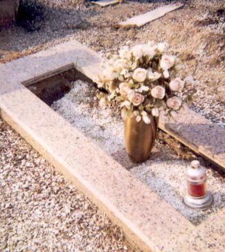 Al cimitero tentano il furto di una bici