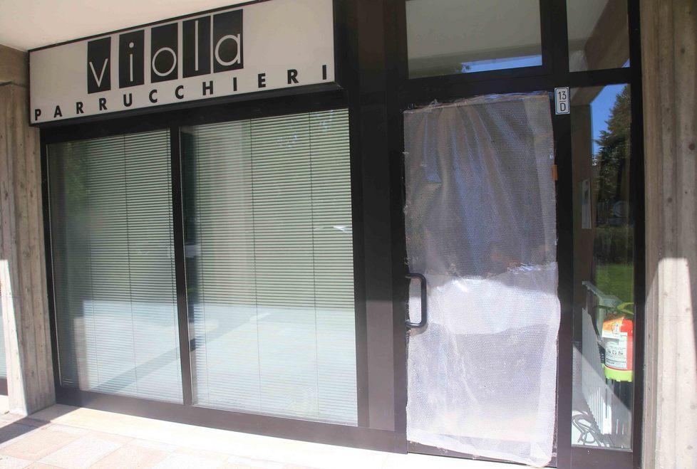 Tombini contro le vetrate in via Cecati 