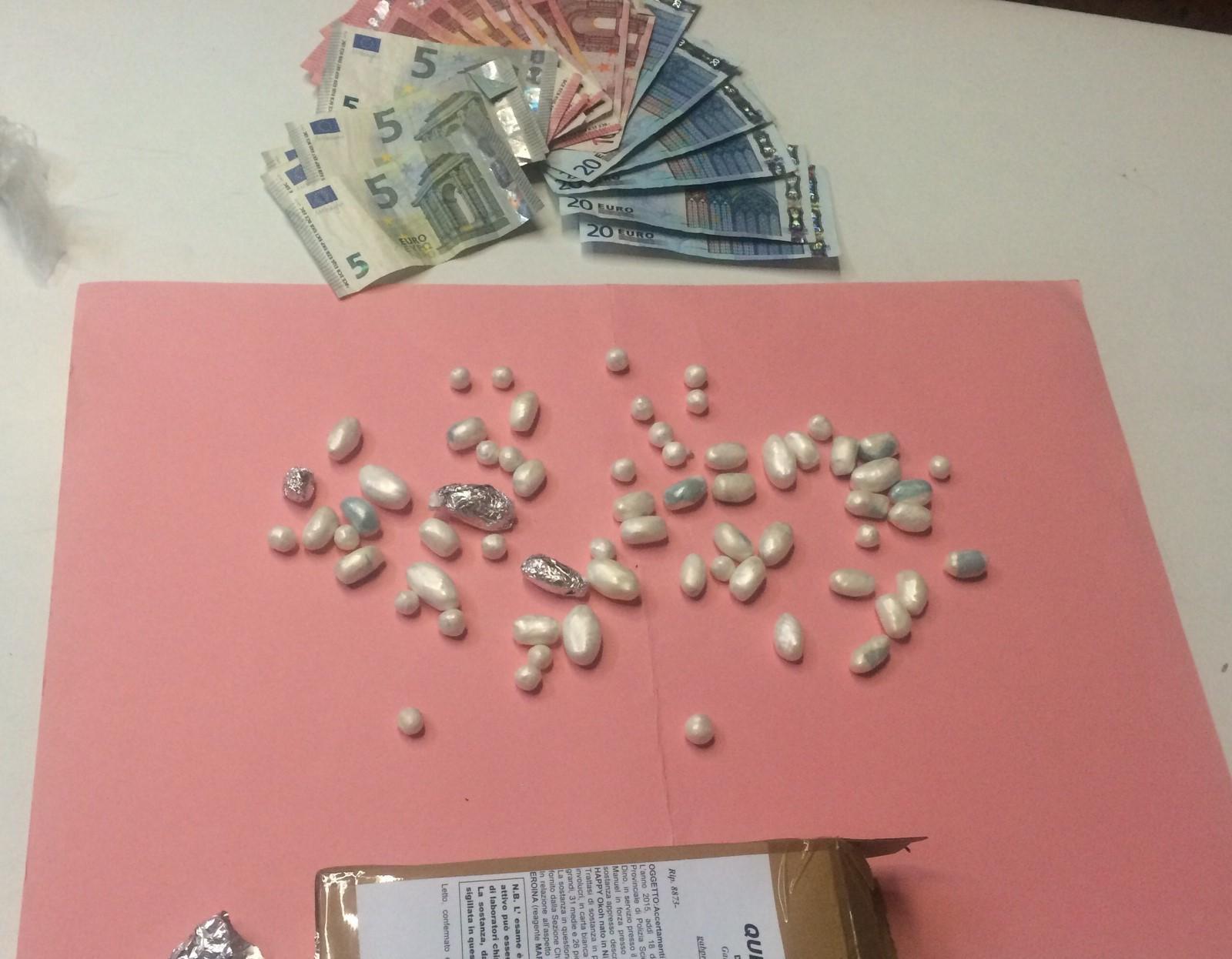 L'eroina e i soldi sequestrati dalla polizia