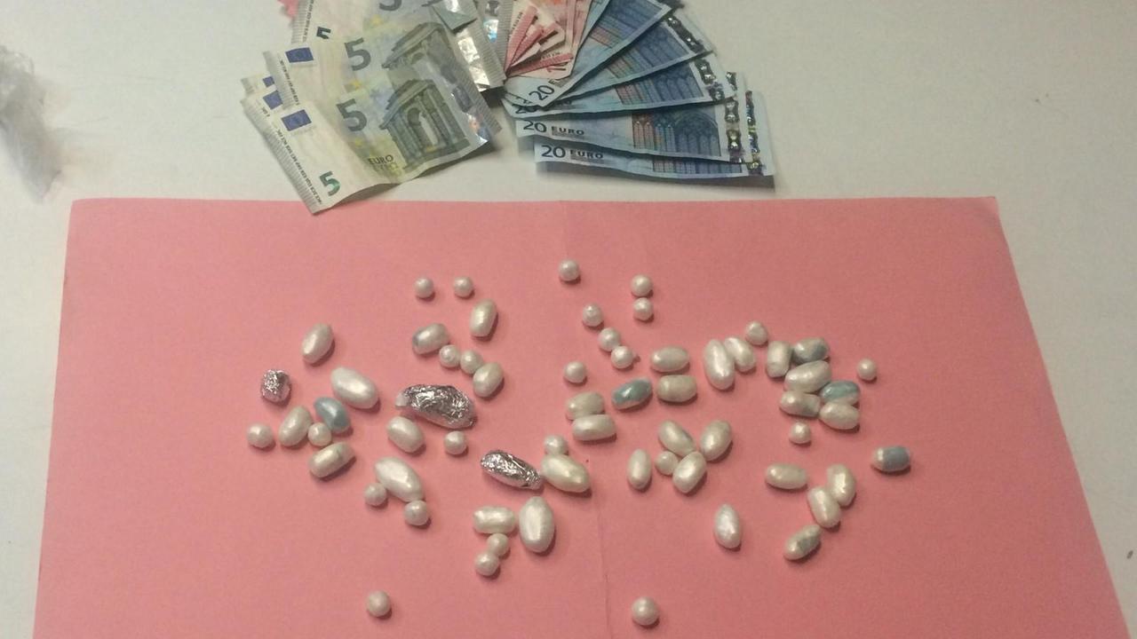 L'eroina e i soldi sequestrati dalla polizia