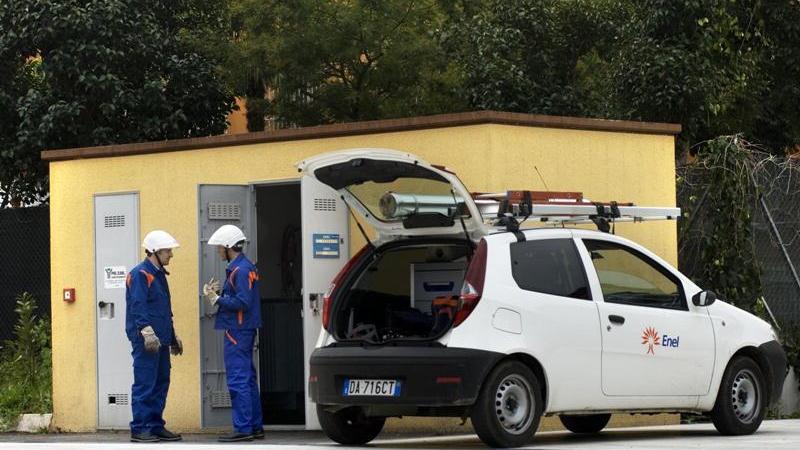 Tecnici dell'Enel al lavoro