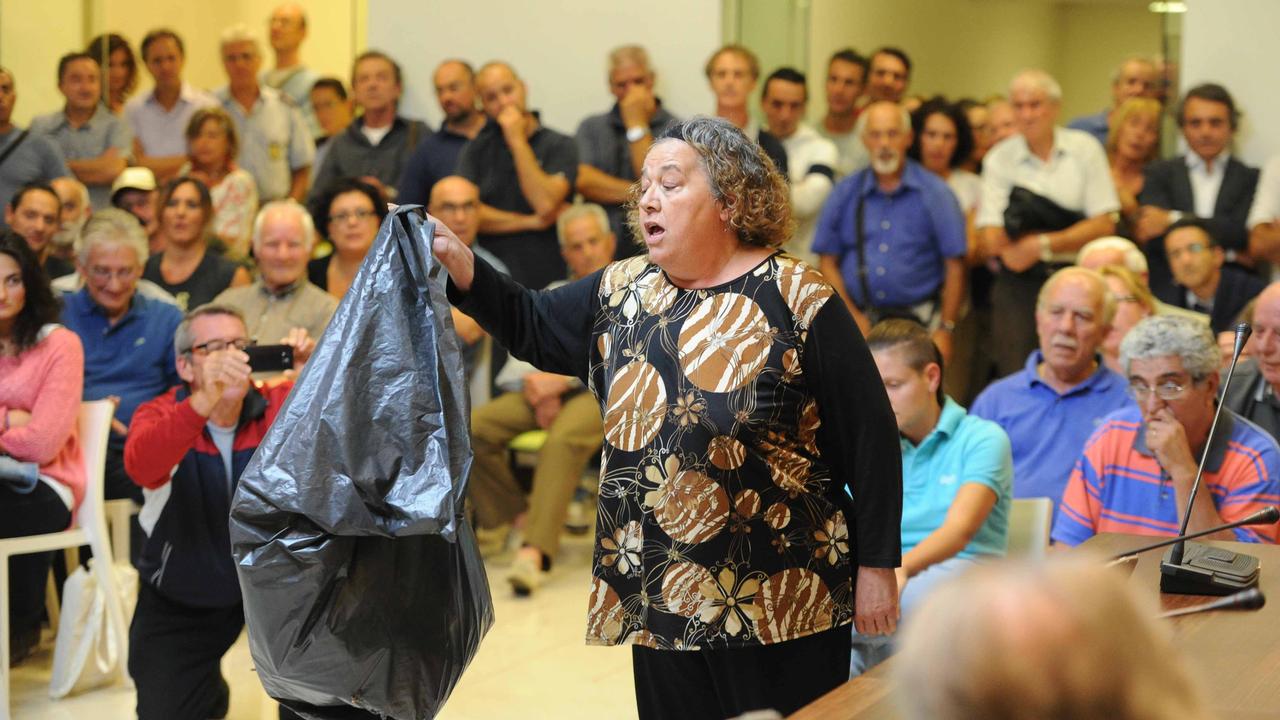 Rita Fantechi in consiglio comunale mostra la borsa dei rifiuti prodotti in sei mesi