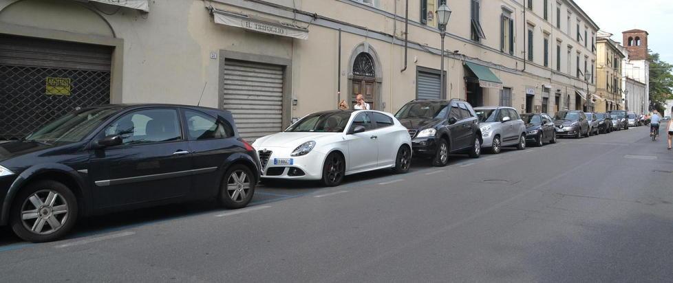 In via Elisa stop ai tavoli fuori dai locali 