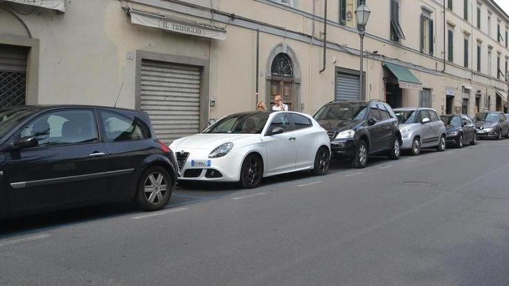 In via Elisa stop ai tavoli fuori dai locali