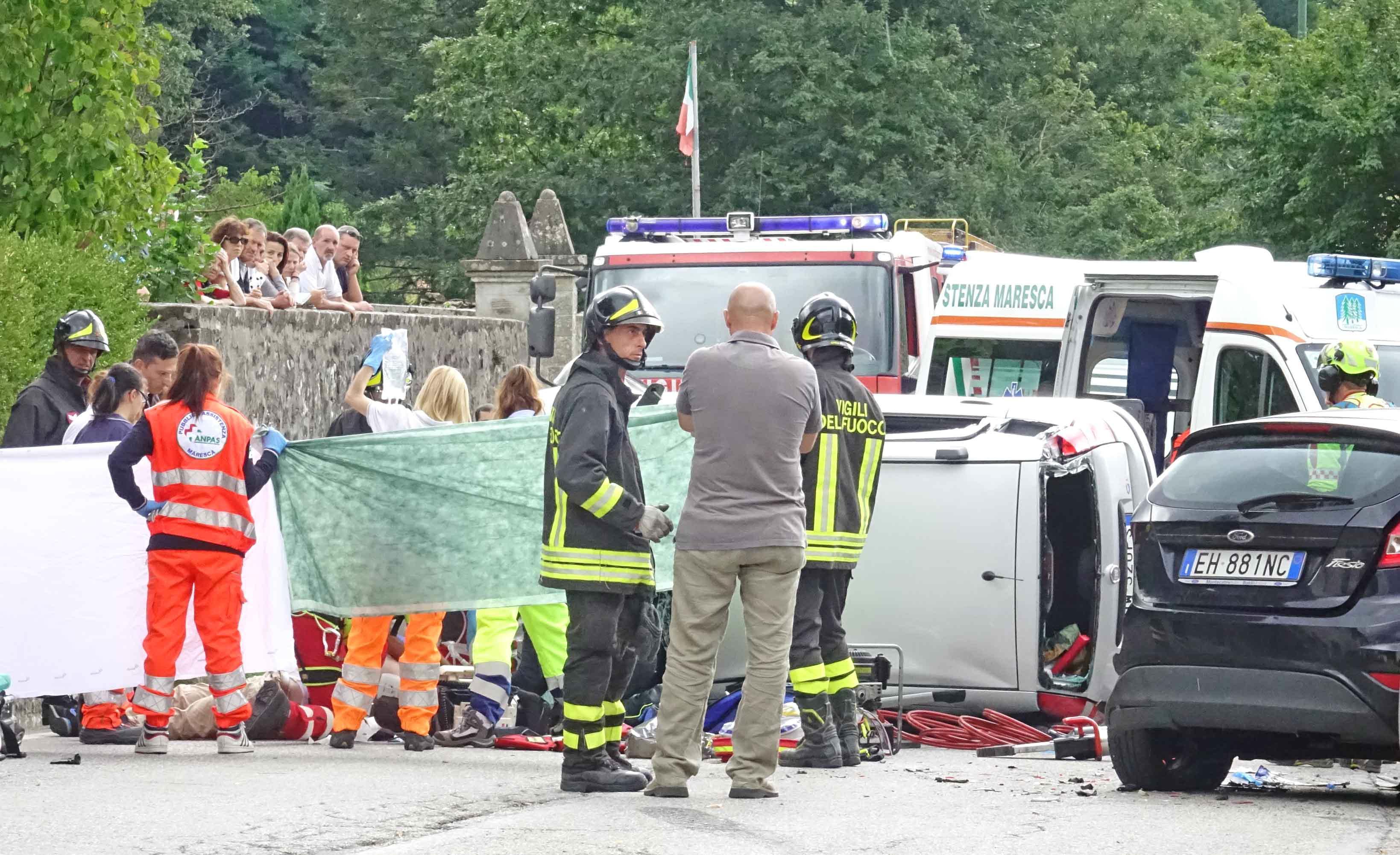 I soccorritori tentano di rianimare il pensionato estratto dall'auto (foto Gori)