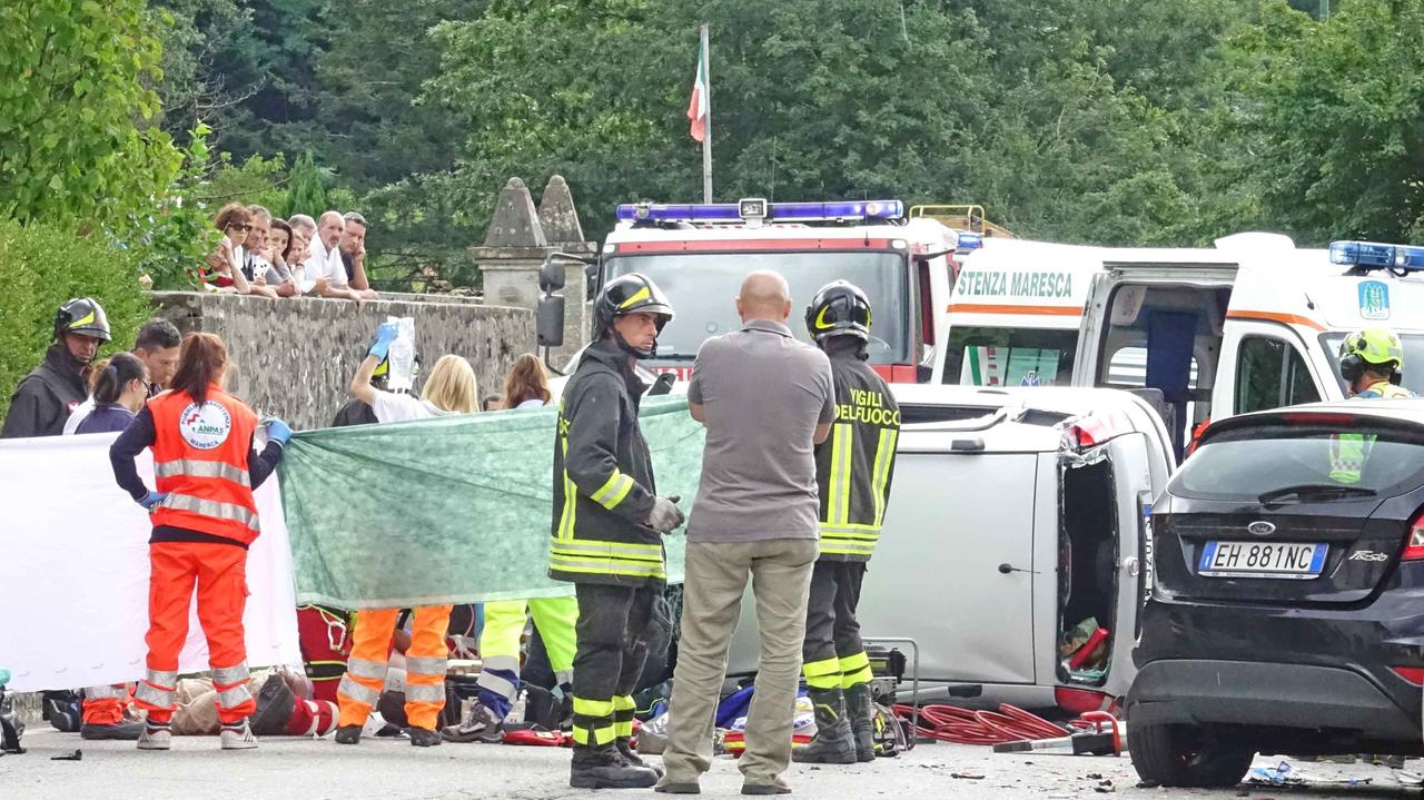 I soccorritori tentano di rianimare il pensionato estratto dall'auto (foto Gori)