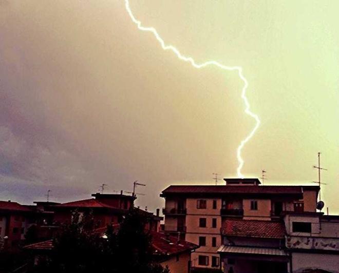 Un fulmine fotografato a Prato in un precedente temporale
