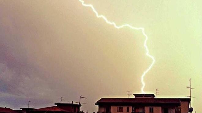 Un fulmine fotografato a Prato in un precedente temporale