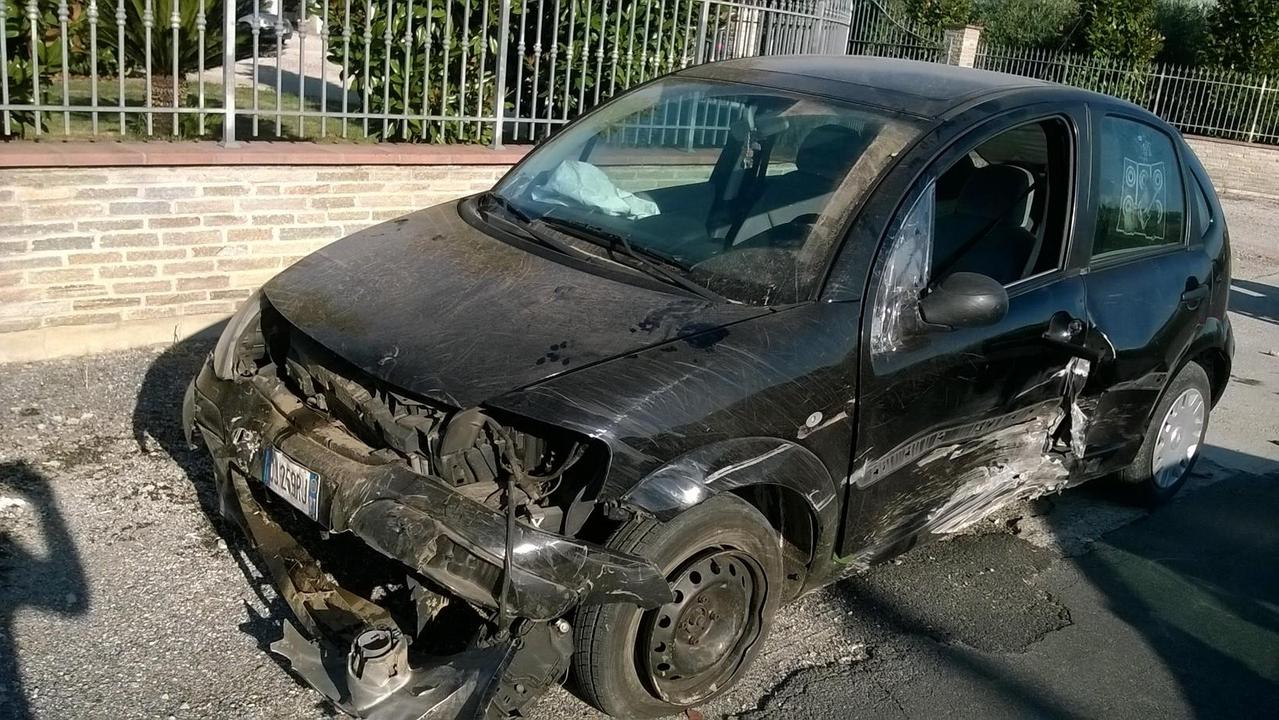 L'auto su cui viaggiava la donna con i tre figli