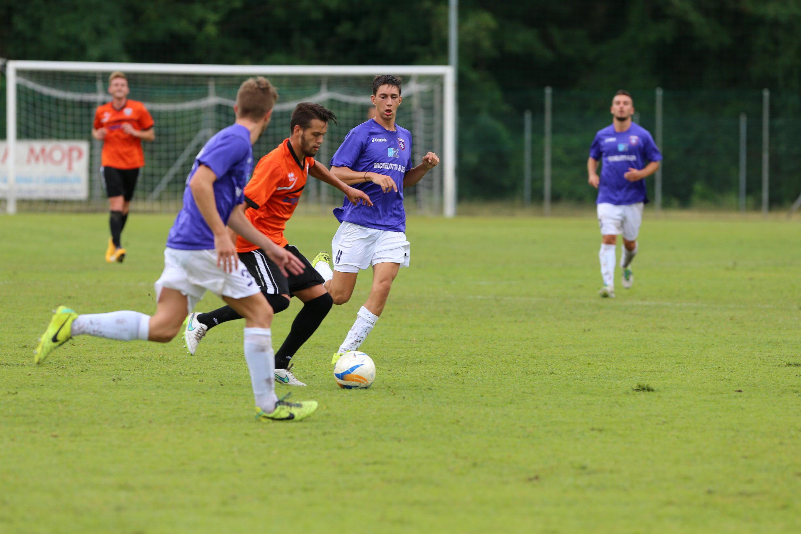 Un'azione di gioco dell'amichevole allo stadio Cei (foto Nucci)