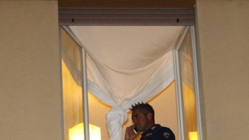 Modena, rientra a casa e sul letto trova un neonato morto
