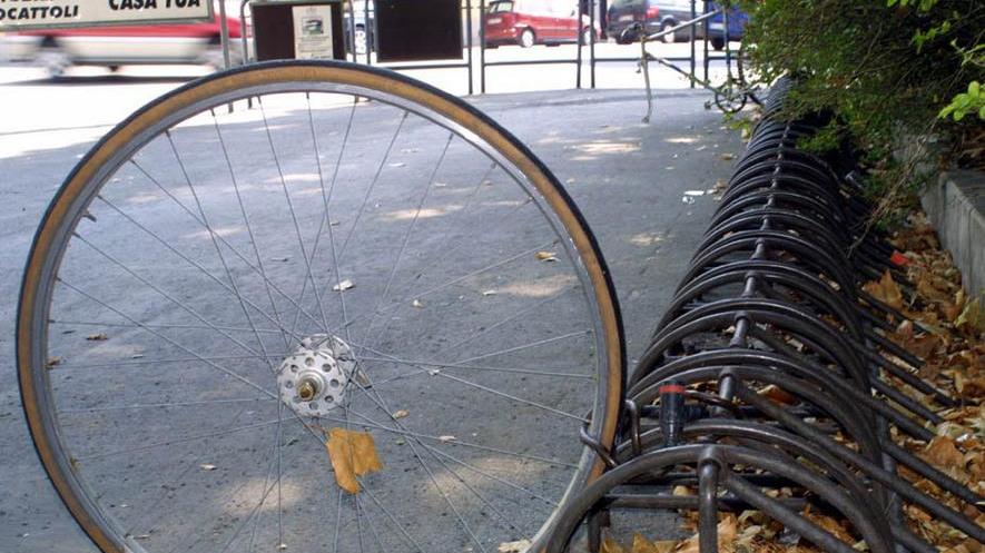 Gli rubano 5 bici in tre anni Il derubato: «Bisogna fermarli»