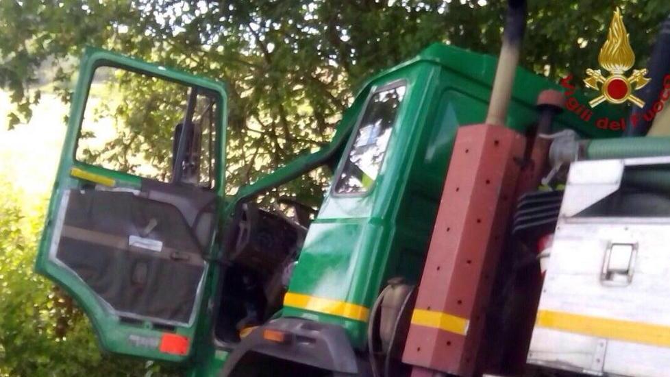 Cisterna si schianta contro un albero Ferito il conducente