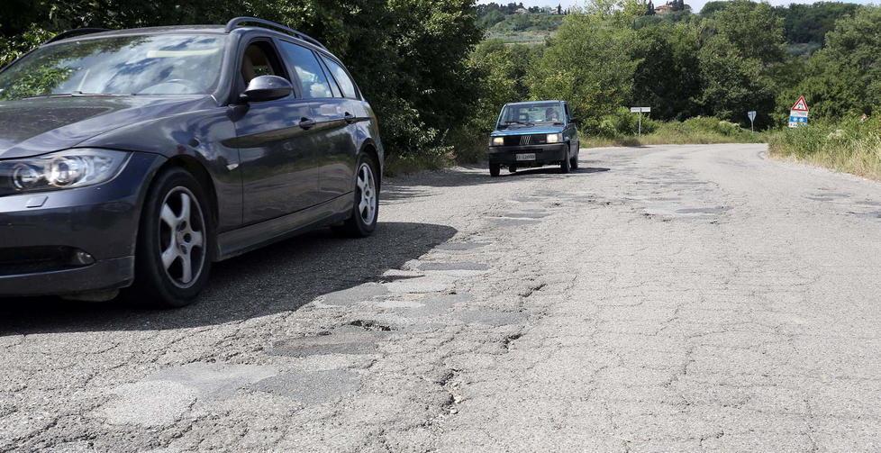 Pericolo in via Virginio strada troppo deteriorata 