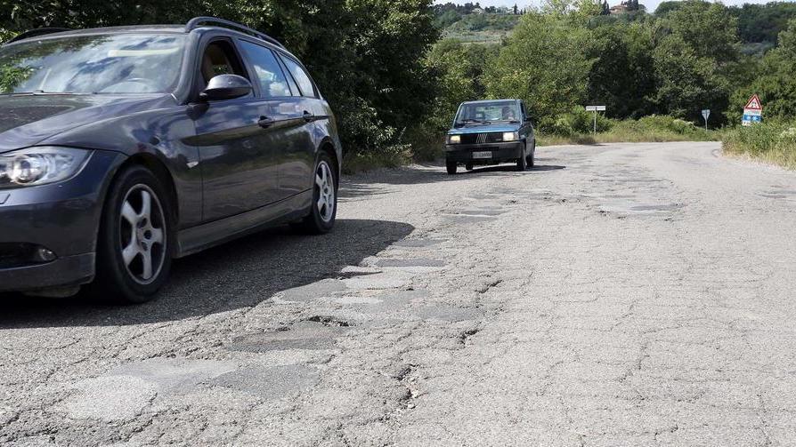 Pericolo in via Virginio strada troppo deteriorata
