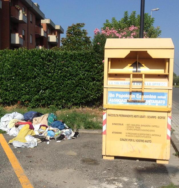 I rifiuti spuntano in via Dalla Chiesa