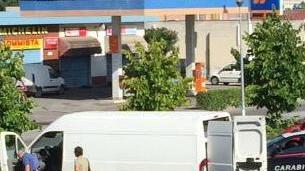 I ladri abbandonano un furgone: era pronto per un furto di gasolio