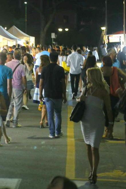 Chiude il lungomare per far ballare i clienti del suo ristorante 