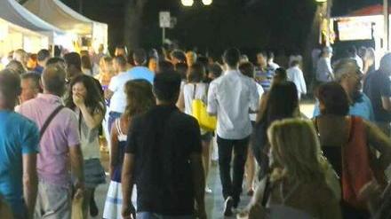 Chiude il lungomare per far ballare i clienti del suo ristorante