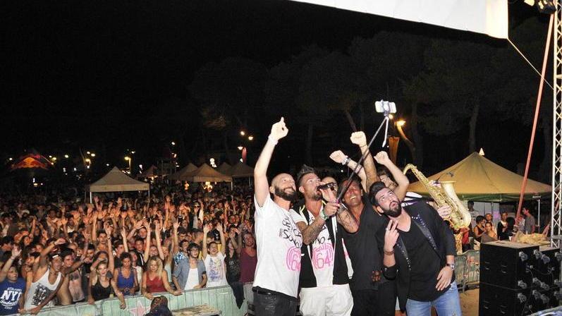 Una spiaggia mai vista con il Festival del Colore
