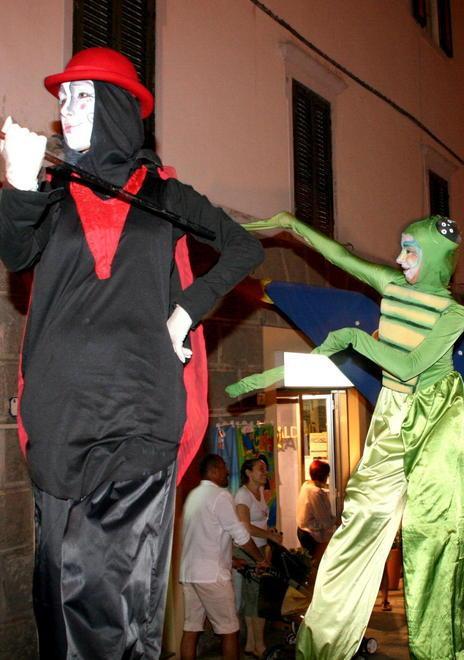 Tre giorni di magia nel borgo l’incanto del teatro di strada 