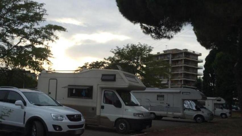 «Camper selvaggio nel parcheggio vicino al tennis»