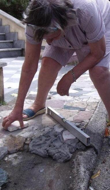 A 86 anni aggiusta il marciapiede sulla pubblica via