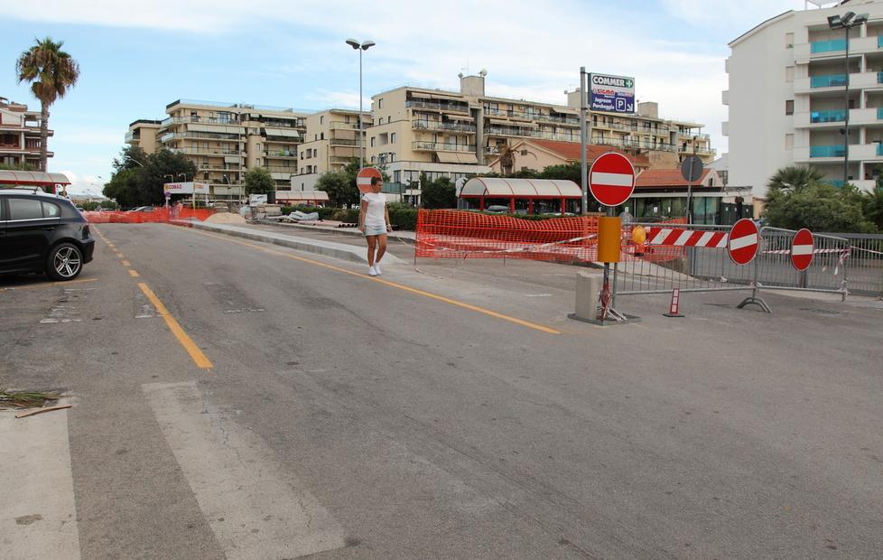 Rotatoria, lavori bloccati e disagi 