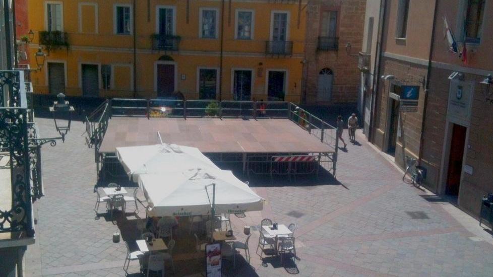 Una protesta di piazza contro il palco inutilizzato