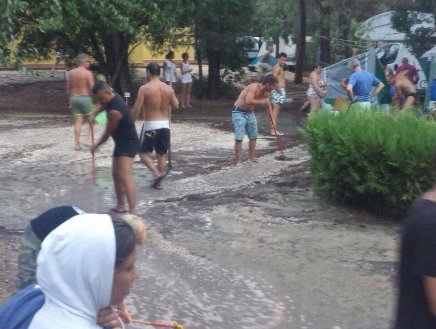 Violento nubifragio sulla costa, paura nei campeggi