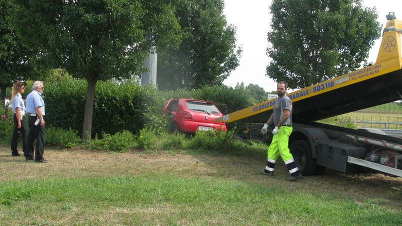 Si schianta in auto sulla rotatoria