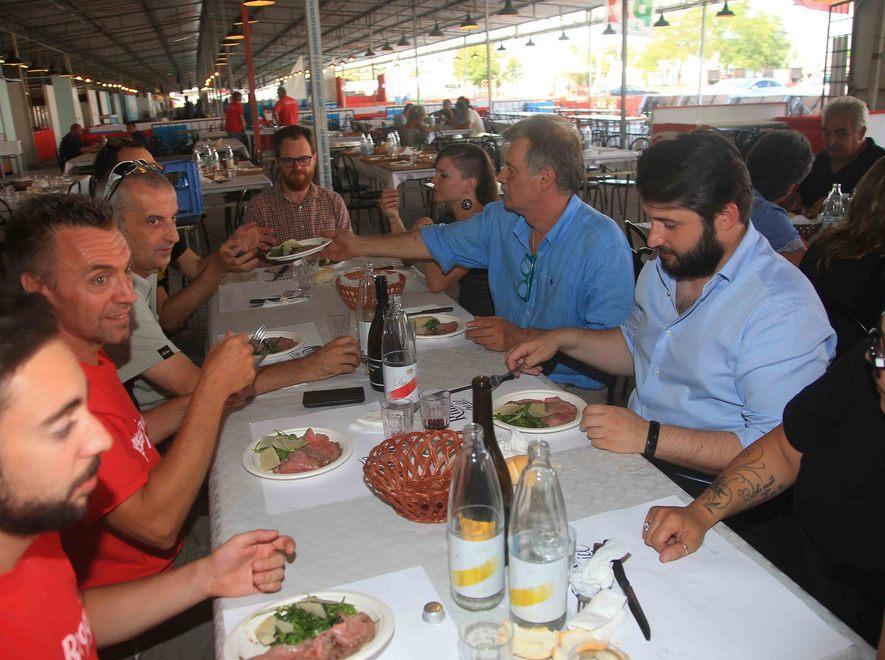 Negli stand fra tortelli e riforme «Renzi ascolti le minoranze»