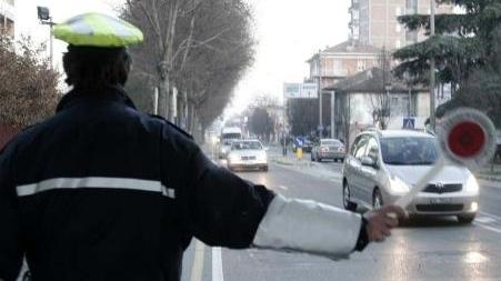 Guida contromano lungo via Inghilterra Patente ritirata
