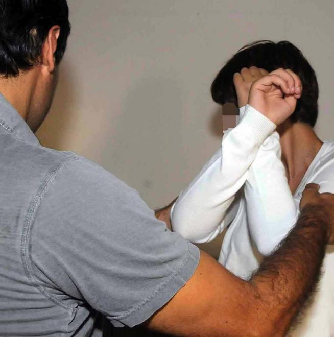 Dopo le botte alla moglie le darà 600 euro al mese 
