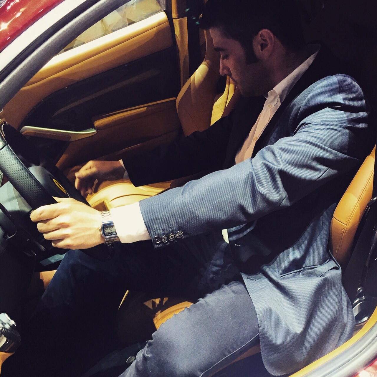 Andrea Loi, designer sardo dell'Alfa Romeo, a bordo della Giulia