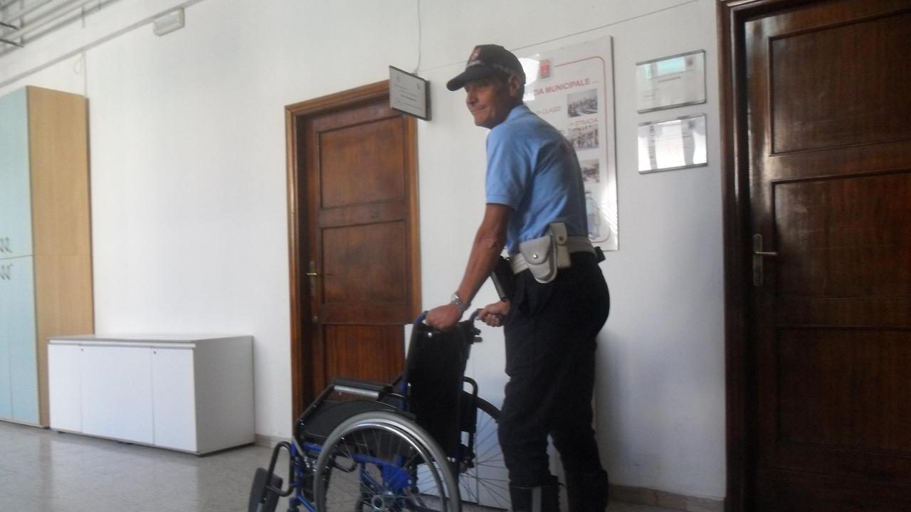 I vigili urbani donano una sedia a rotelle agli anziani
