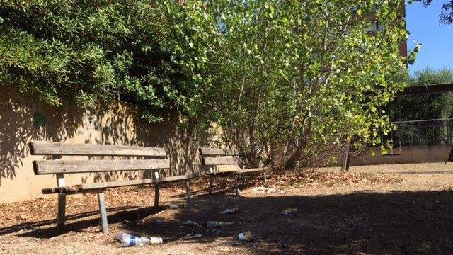 Sporcizia lasciata sotto le panchine alla sera