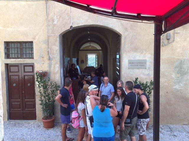 Turisti in attesa di entrare al museo di Populonia 