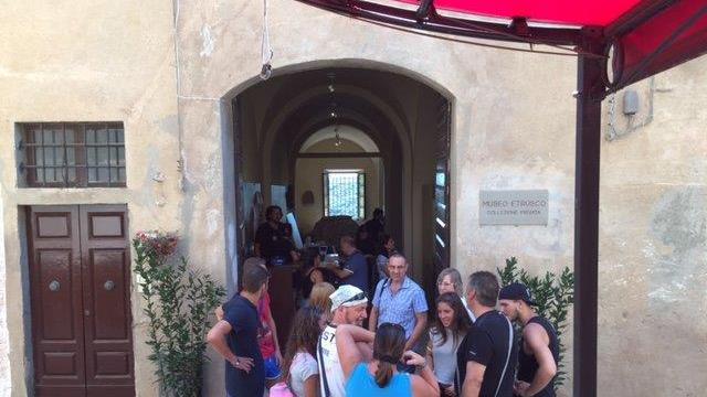 Turisti in attesa di entrare al museo di Populonia